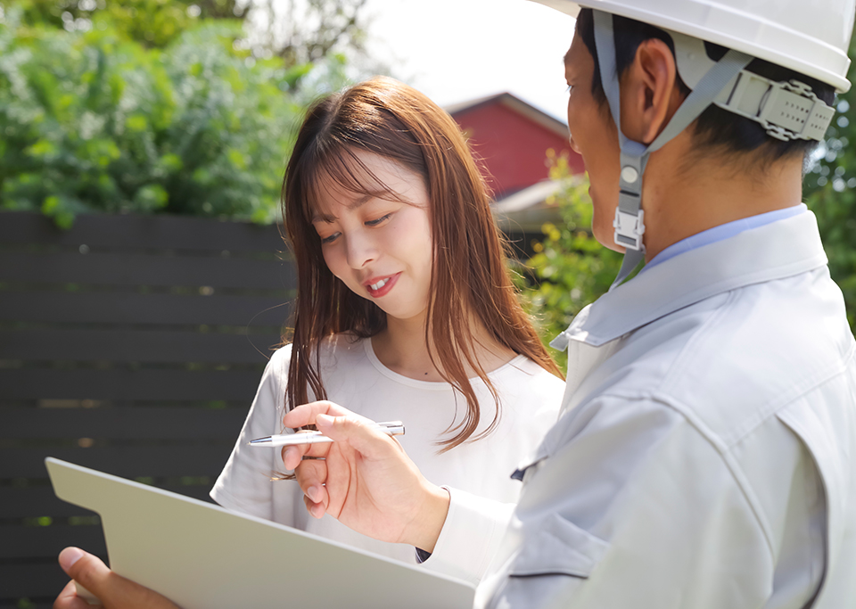 工事内容についてスタッフが女性に直接説明している様子