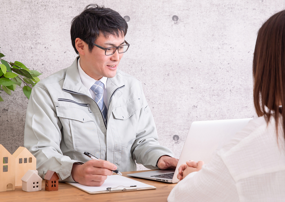 スタッフがご依頼者と打ち合わせをしながらお見積り相談をしている様子