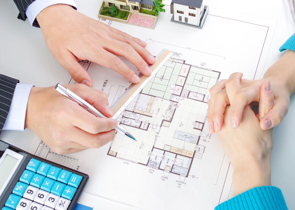 図面を見ながら担当者が工事計画をご提案している様子