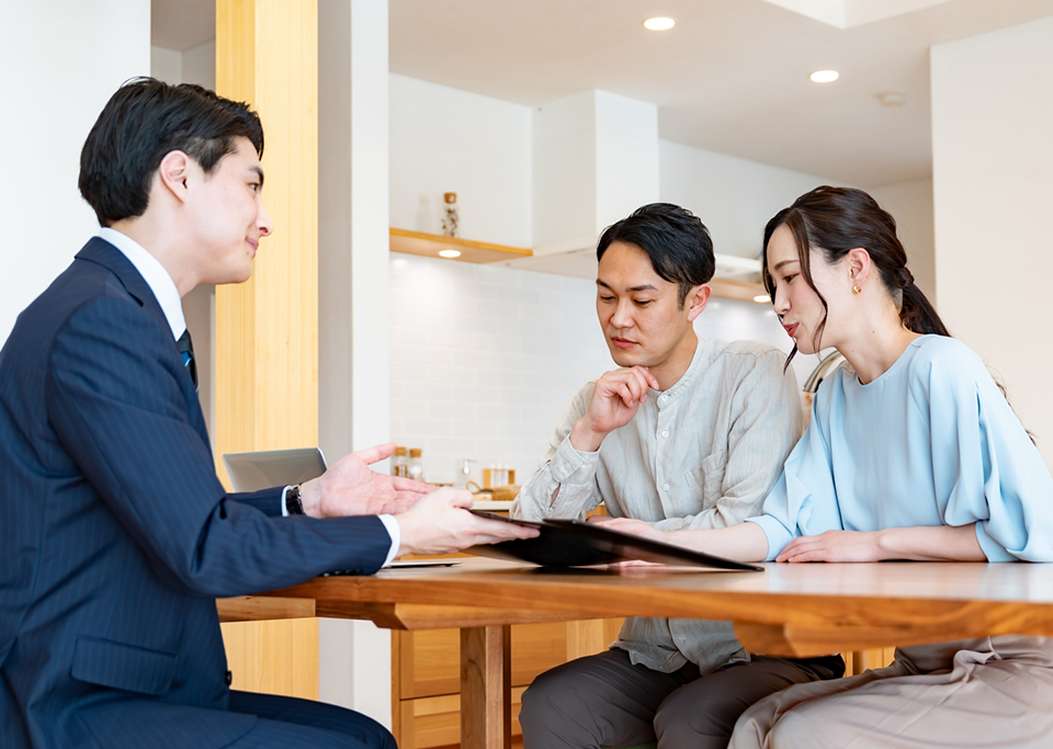 お客様ご夫婦へ工事内容を丁寧に説明する担当者の様子