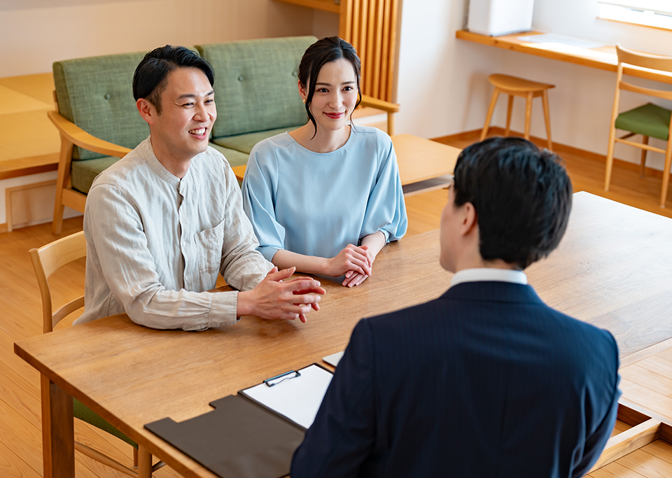 ご自宅で打ち合わせをするご家族とスタッフ