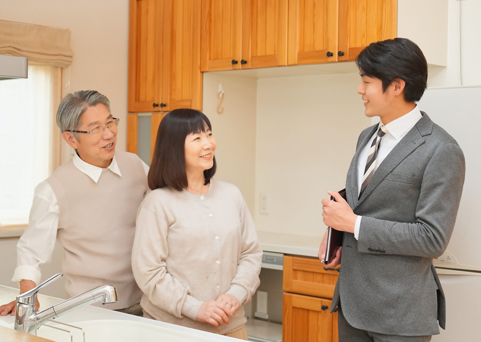 施工後の住まいをご案内するスタッフとお客様