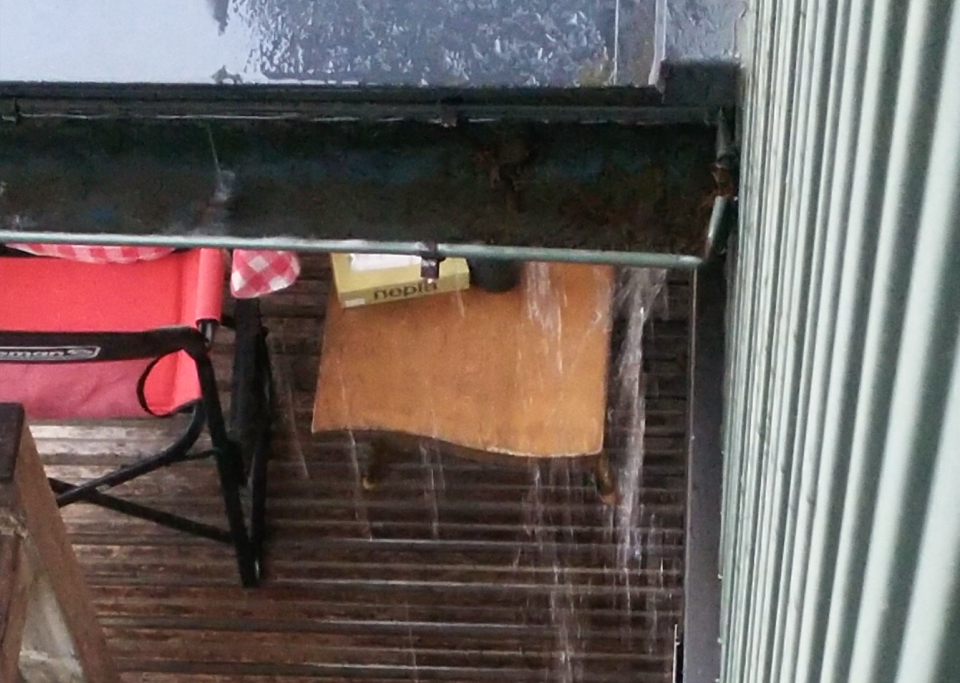 雨樋から水があふれるイメージ画像