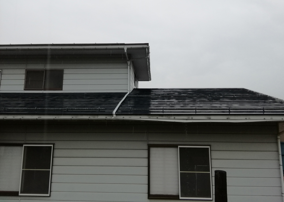 雨樋が古く、全体的に劣化しているイメージ画像