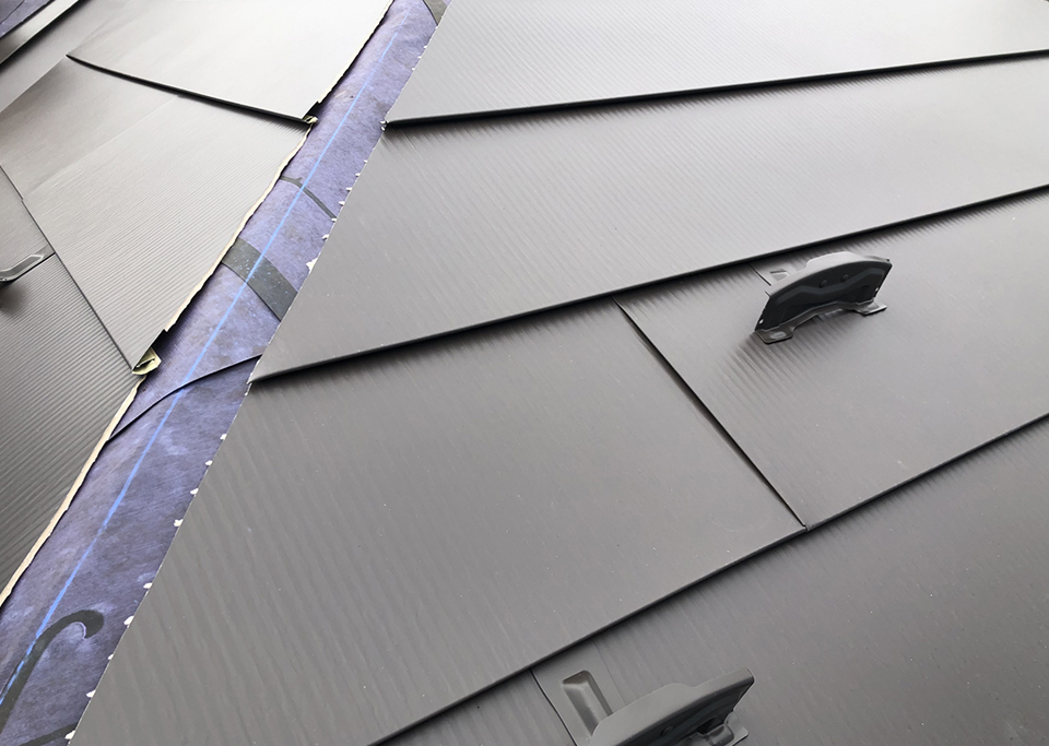 屋根カバー工法による新しい屋根材の施工中の様子