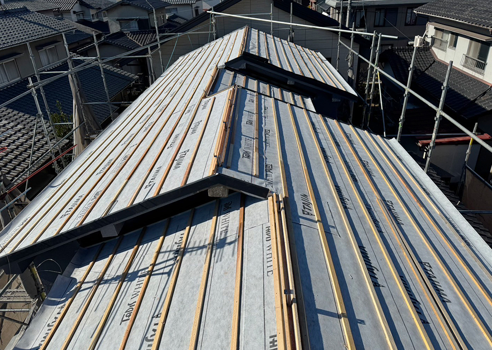 葺き替えを施工している屋根全体の様子