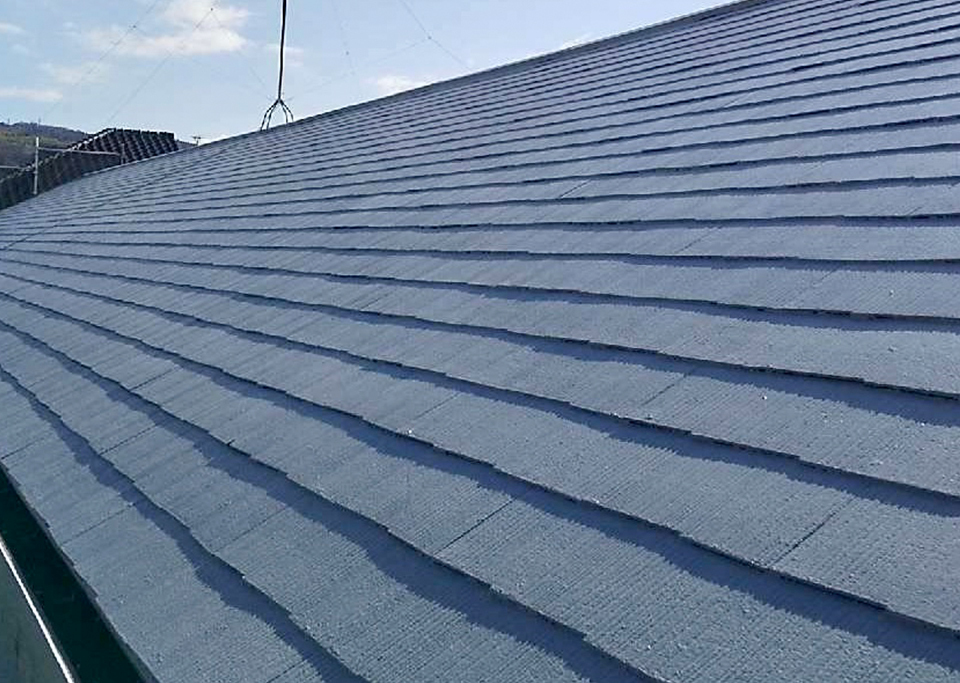 施工されたスレート屋根の表面