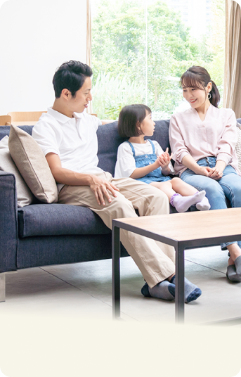 明るいリビングのソファでくつろぐ家族