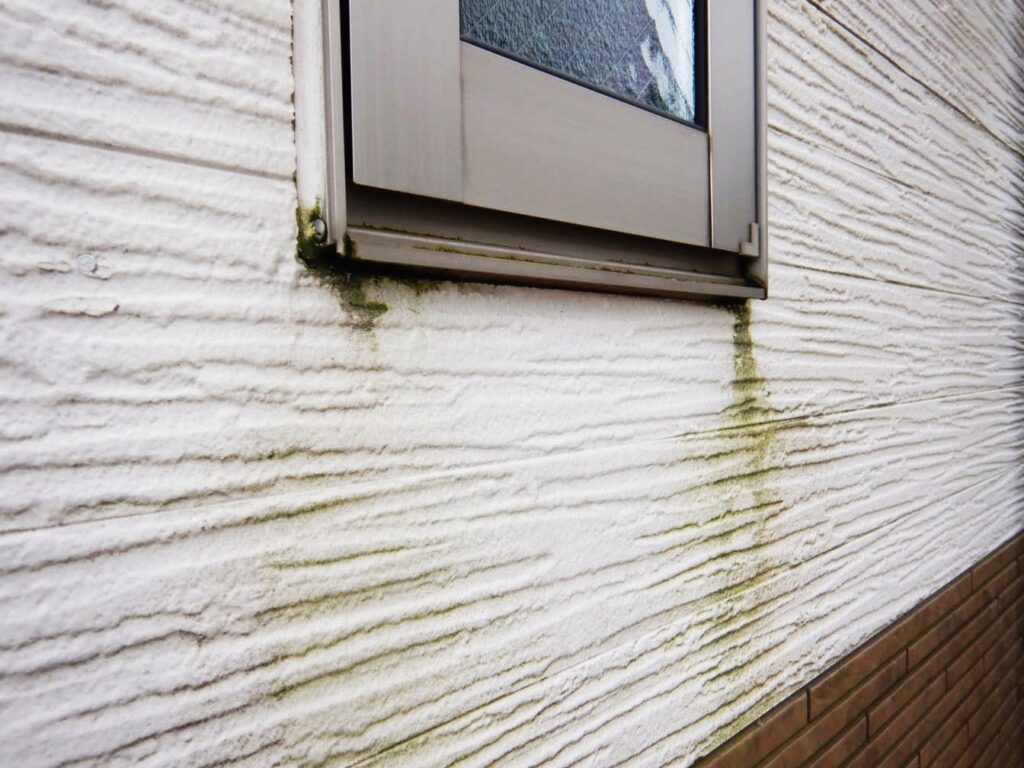 浴室の外壁から水漏れが生じている？原因と応急処置の方法をご紹介！