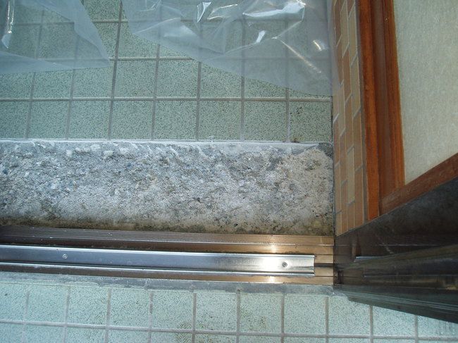 【中野市】建具取替え～玄関引違い戸を閉めても自然と開いてしまう事態に！～