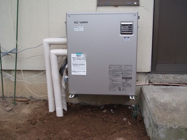 【中野市K様邸】給湯機から水？が漏れている！給湯機の内部配管から水が漏れていたが、製造から１０年以上経過していて交換部品の対応がなく取替えることになりました。