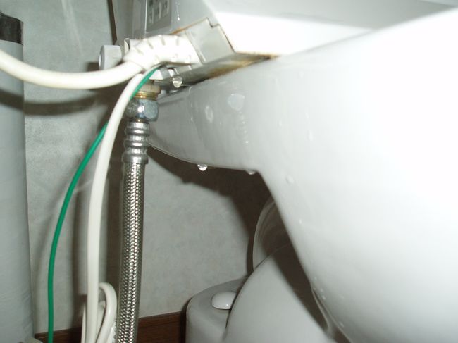 【木島平村Y様邸】ウォシュレットから水が「ポタポタ」垂れていると連絡、メーカーの交換部品の在庫がもうなくなっているので便器の交換をしました