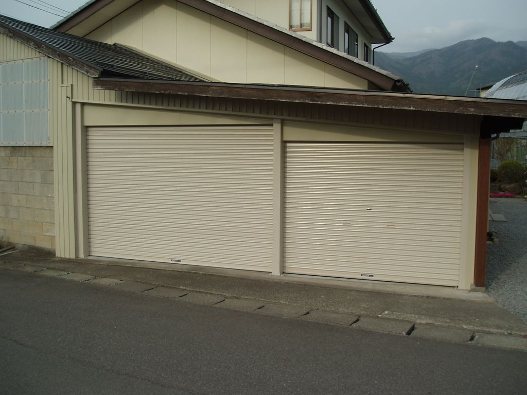 【山ノ内町】シャッター取付～使用頻度と高さが違う車庫に電動シャッターと手動シャッター2つを取付けました～