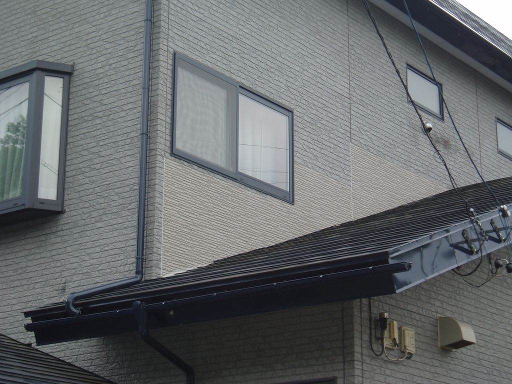 【飯山市】外壁補修～道から屋根と外壁の取合がボロボロになってるのが見えてみっともない～