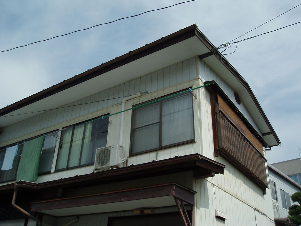 【中野市】軒天張替え～軒裏の板の汚れが気になっていたが足場が必要と言われて躊躇していたが穴が開いてきてそうも言ってられなくなった～