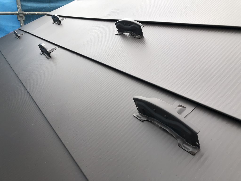 トタン屋根の雪止めの種類と取り付ける際の一般的な費用目安