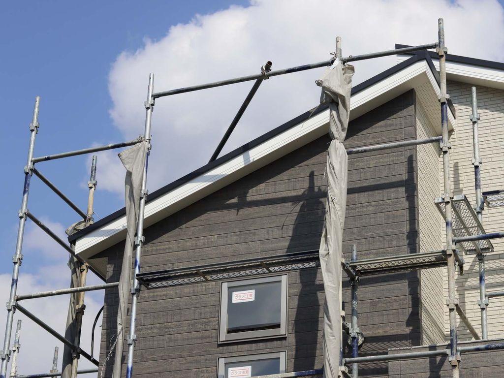 外壁塗装と屋根塗装を同時に行うのは危険？メリット・デメリットについて解説！