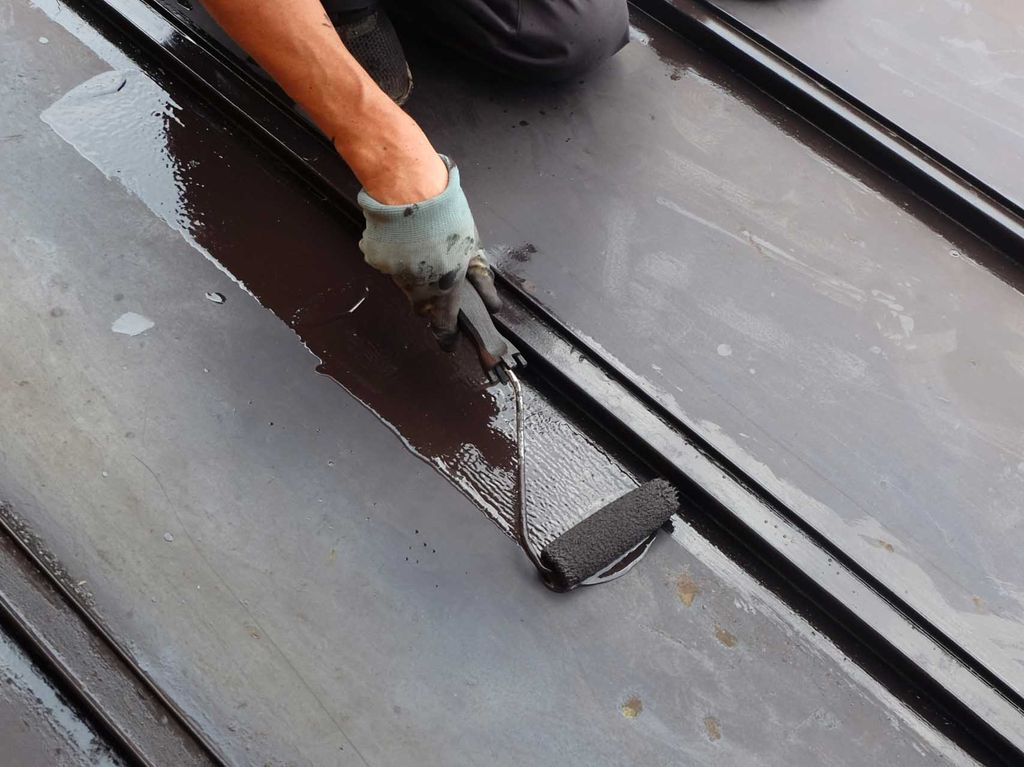 トタン屋根の塗装を行う最適なタイミングはいつ？塗装手順もご紹介！