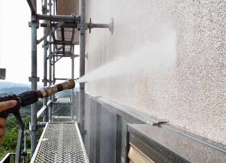 外壁塗装では高圧洗浄機を使う？費用はどれくらい？