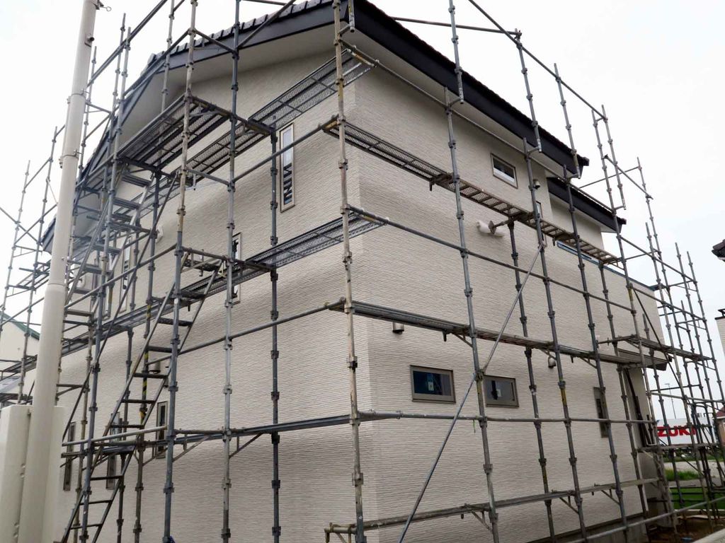 外壁塗装で設置する足場はどれくらいの幅が必要？狭い場合はどうしたらいい？