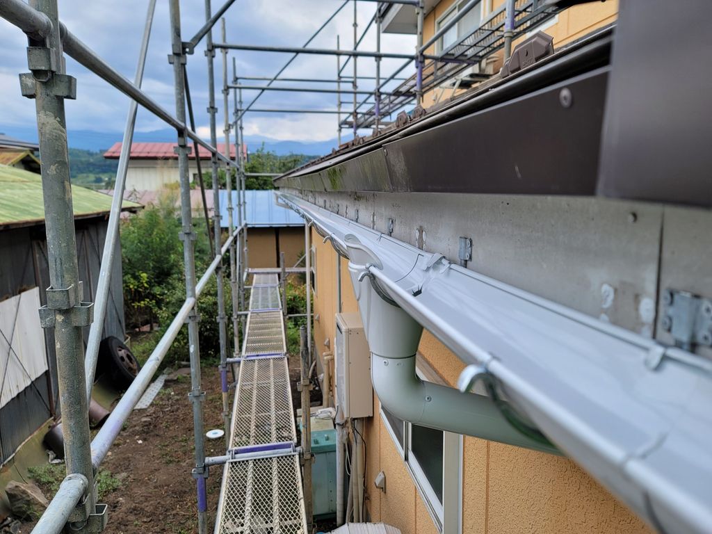 【中野市】雨樋取替え～来客と玄関先で話していたら上からポタポタと滴が落ちてきた。恥ずかしかった！～