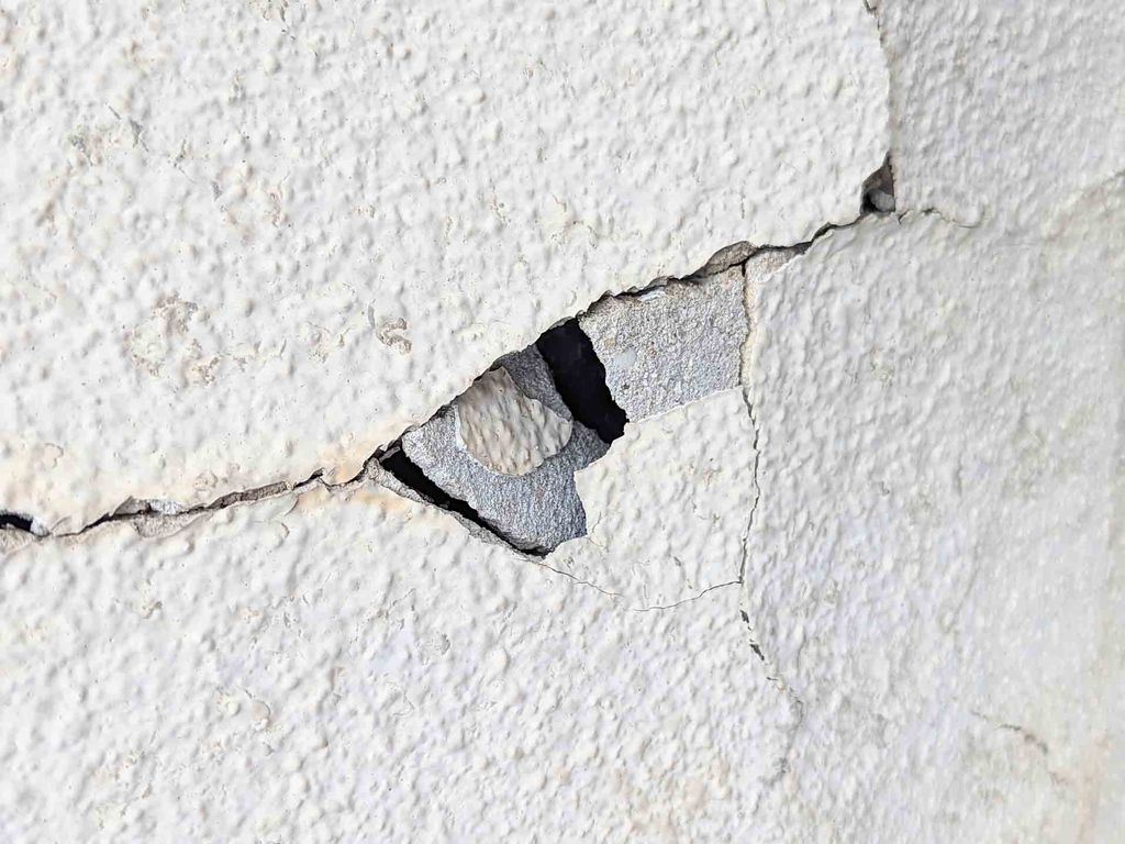 台風で外壁が剥がれる！？被害を防ぐためにはどうしたらいい？