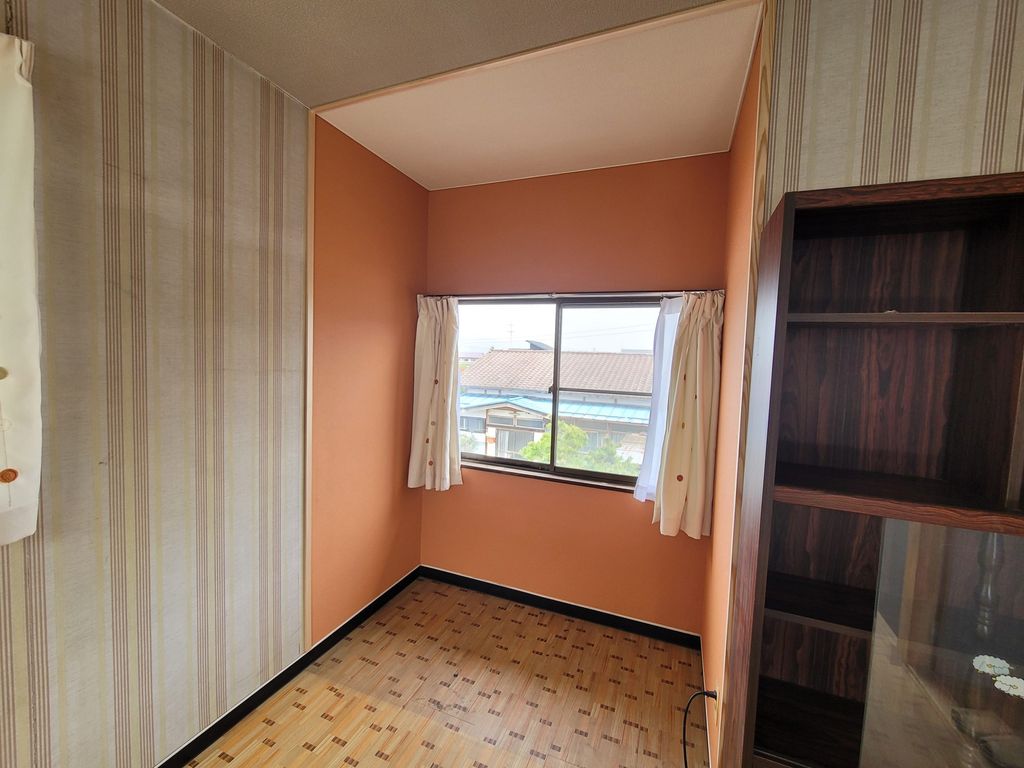 【中野市】クロス張替え～娘と孫と一緒に住むようになるので使ってなかった部屋の雨漏り後を少しキレイにしたい～