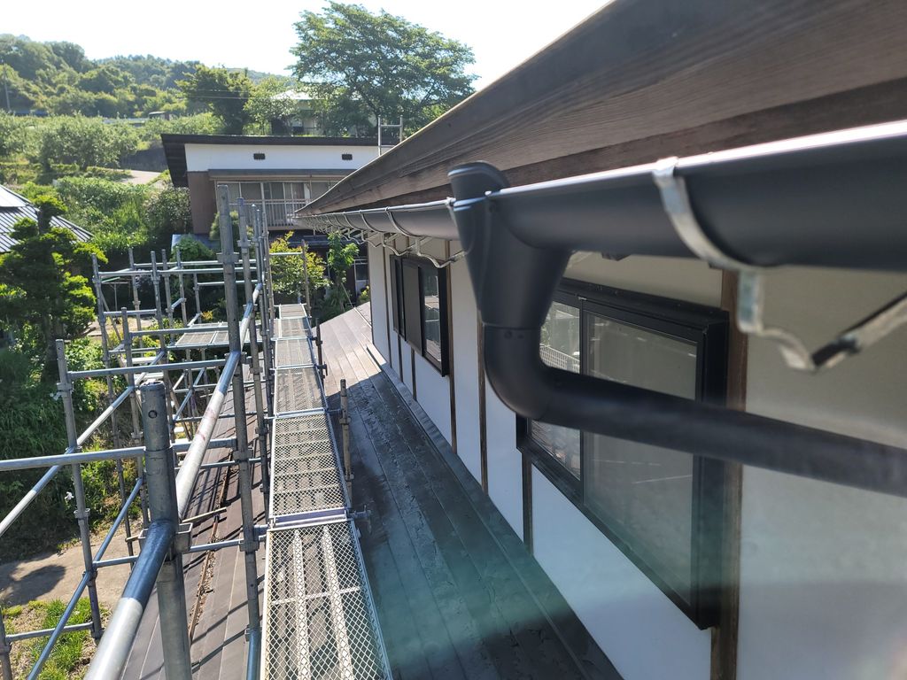 【中野市】雨樋取替え～2階の雨樋から落ちる雨水が1階屋根に当たる音が気になる～