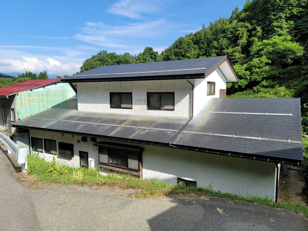 【中野市】雨樋取替え～北道路の向こうが山で葉っぱが飛んできたり、塩カルで上合やエルボがサビている～