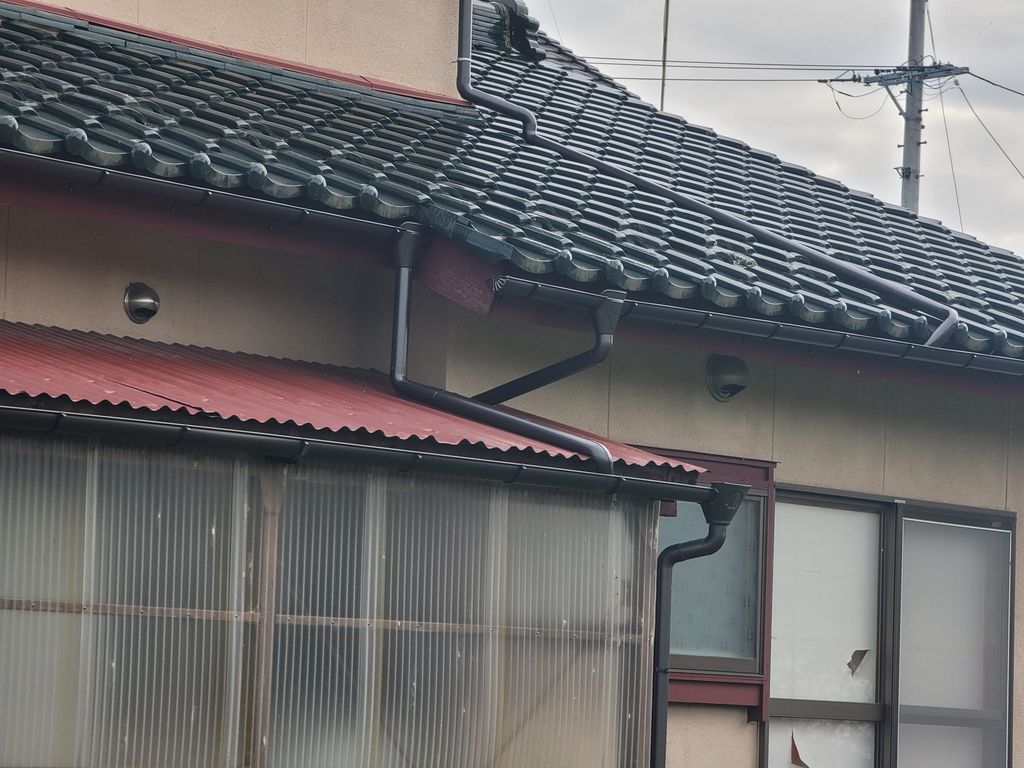 【須坂市】雨樋取替え～2階北面の雨樋に穴が開いているのと南面の真ん中付近から雨水が落ちてくる時があるので何とかして欲しい～