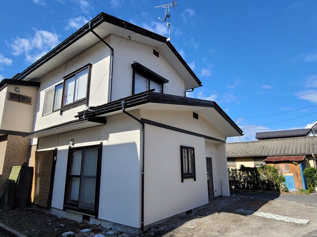 【中野市】外装塗装～軒天が剥がれ落ちて、二階の屋根なので自分では修理できなく困っていました～