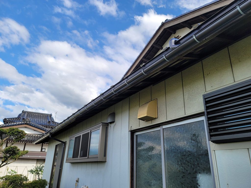 【中野市】雨樋取替え～前回取替えた時に言われた通り、ほかの箇所からも雨水が漏れるようになってきたので雨樋を全部取替えて欲しい～