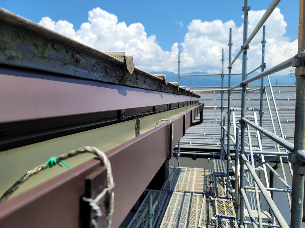 【飯山市】雨樋取替え他～2年前外装塗装をした時に雨樋をコーキングしてもらったが雨樋から雨水が漏れてくる～