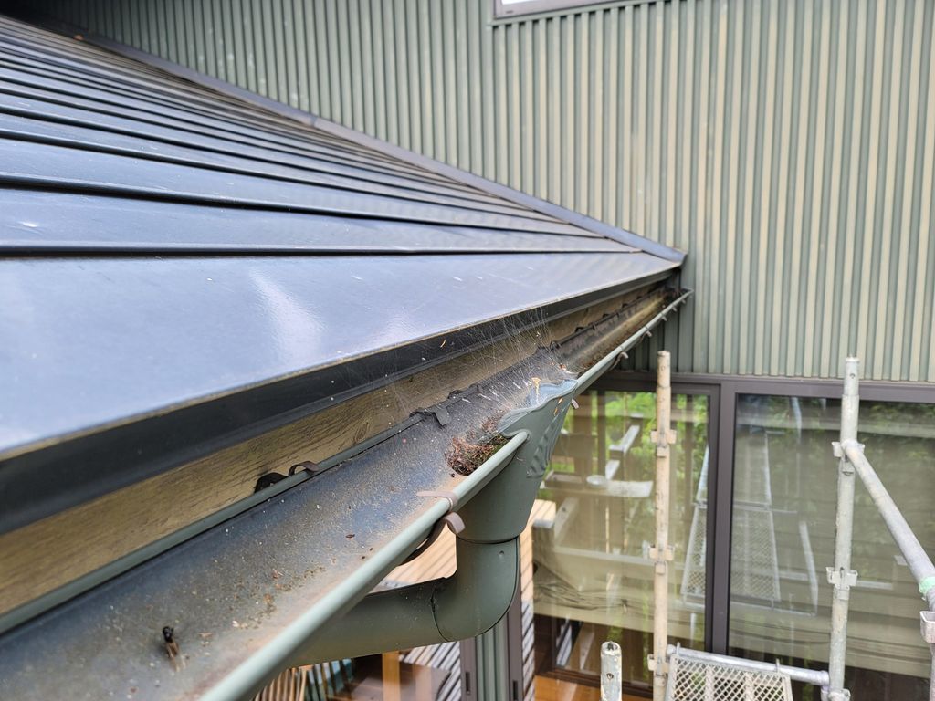 【山ノ内町】雨樋取替え～ベランダの雨樋が雪でゆがんでしまい、雨が降ると雨水が滝のように溢れ落ちて床が腐ってしまうのではないか不安だった～