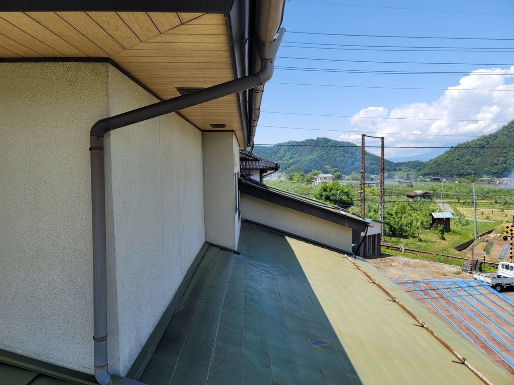 【山ノ内町】雨樋取替え～部分的には雨樋を替えてきたが、所々に穴があいたり雨がこぼれたりしてきた～
